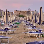 Apartment Welcoming Seaside Flat Ideal For 6 Guests